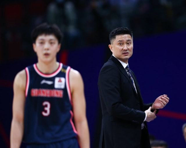 爱游戏体育-帕纳辛奈科斯训练开放日，今晨内部沟通引观众欢呼，CBA季后赛在即，临场指挥获称赞的简单介绍