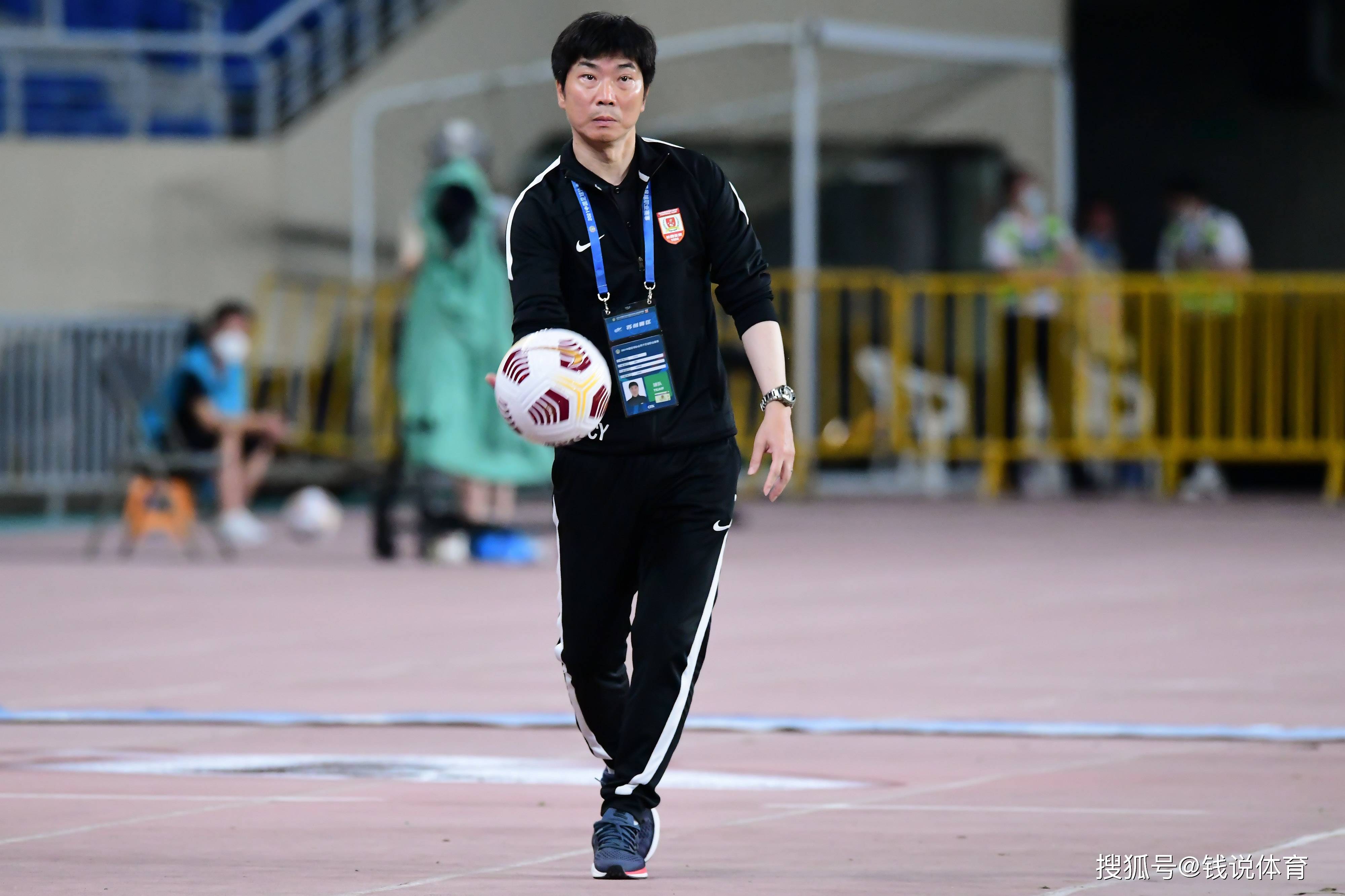 爱游戏体育官网-冲刺阶段体能课后；夏洛特黄蜂迎来里程碑备战中超；底气十足；阵容厚度经受考验(体能之巅能坚持到哪一局)