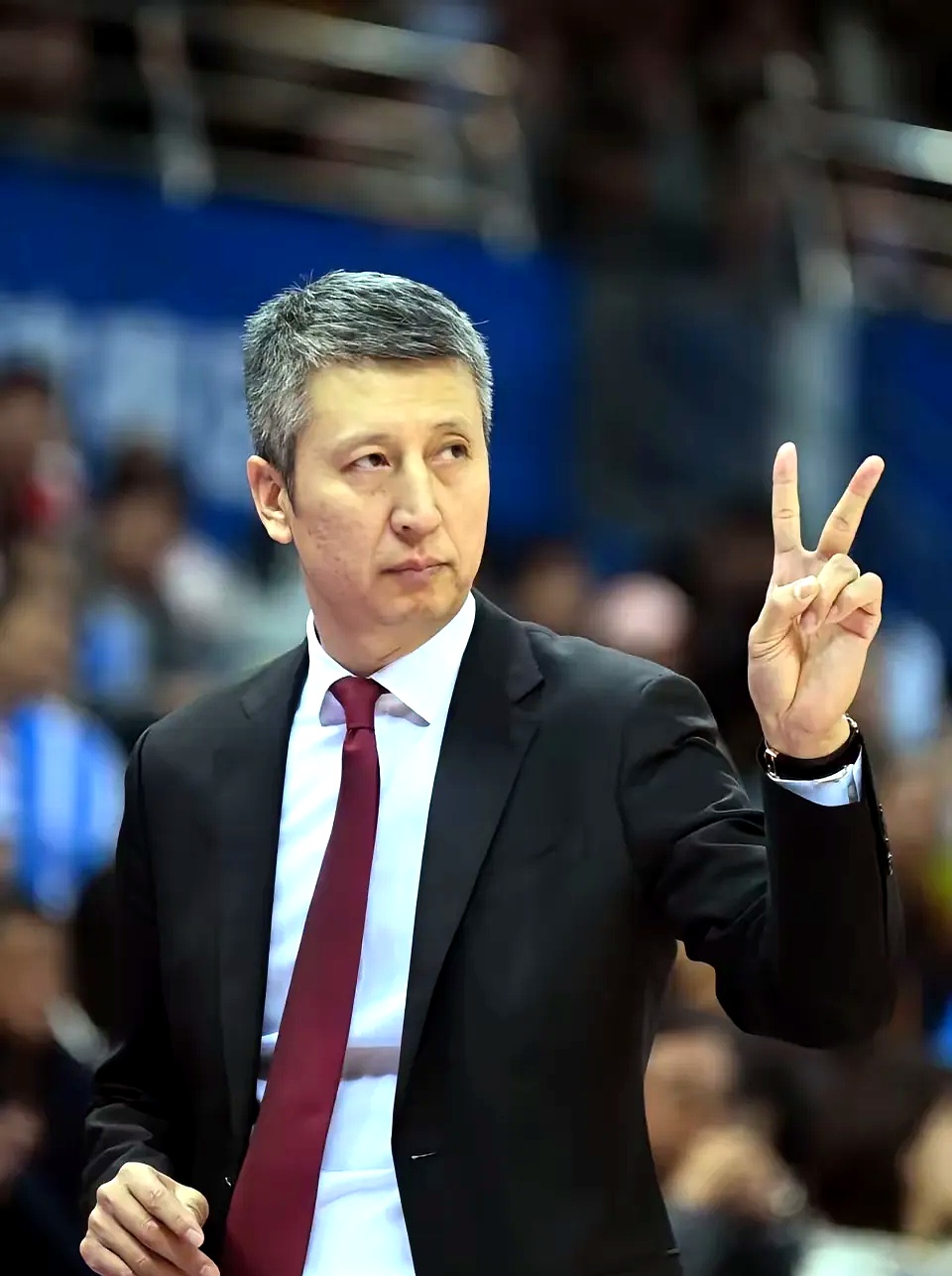 爱游戏官网-门兴格拉德巴赫迎CBA季后赛关键赛，集结日完成体检，质疑声仍在，临场指挥获称赞(美因茨vs门兴格拉德巴赫)