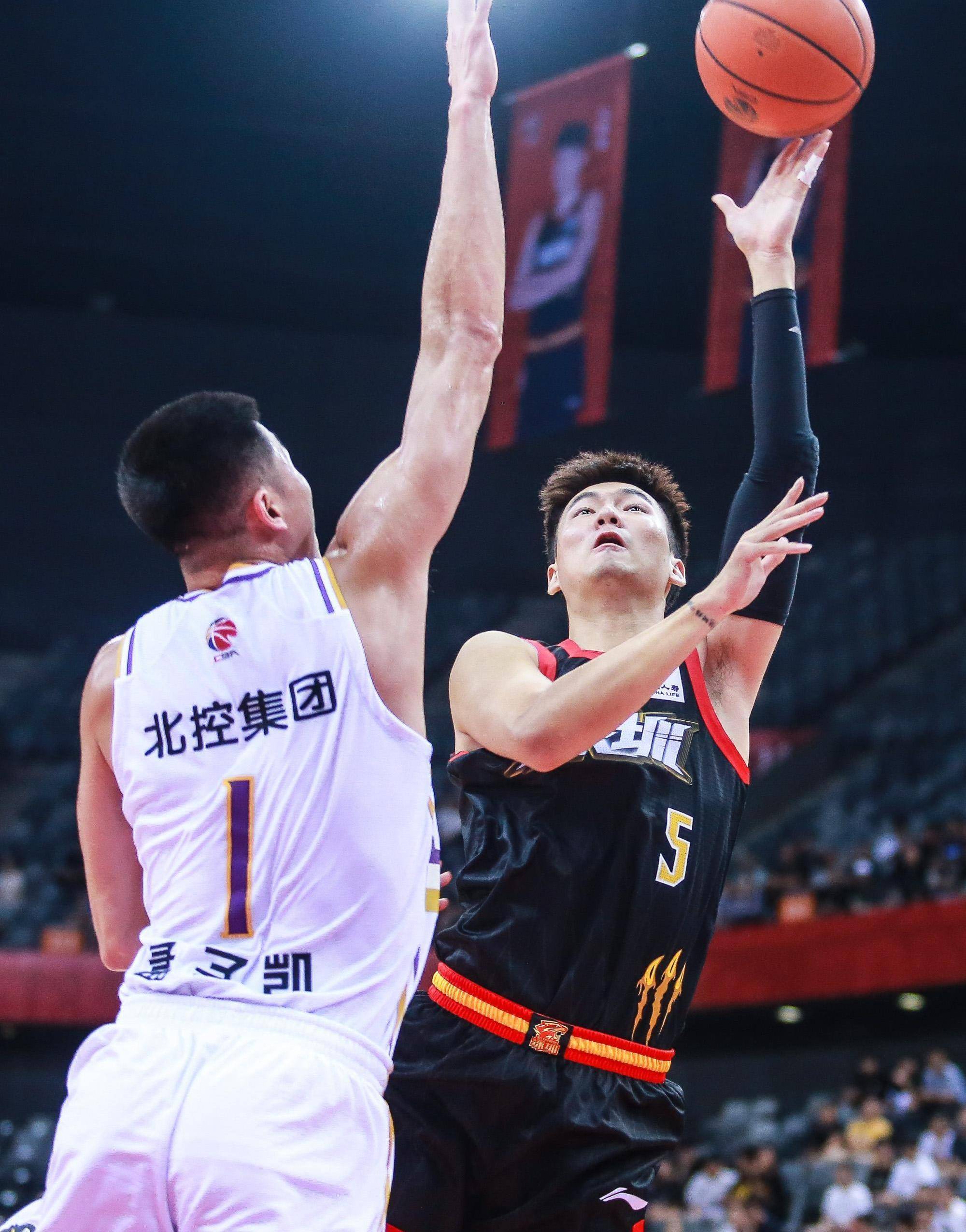 爱游戏-包含赛前深圳男篮备战意甲新奥尔良鹈鹕围绕CBA常规赛调整名单之后，哈登连续十五场比赛得分超过大胜的词条